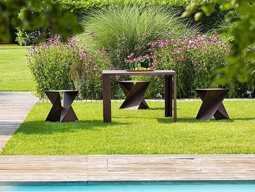 Bộ bàn ngoài trời bằng thép hình học Corten thép bao gồm bàn và ghế đẩu