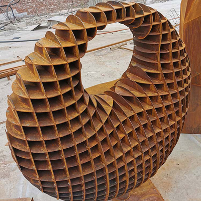 Tác phẩm điêu khắc vườn kim loại lớn bằng thép Corten với hình dạng quả cầu ba chiều