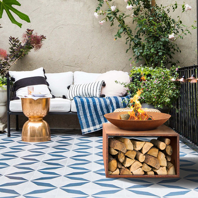 Hố chữa cháy thép ngoài trời Corten thép lớn Brazier với giá lưu trữ bằng gỗ