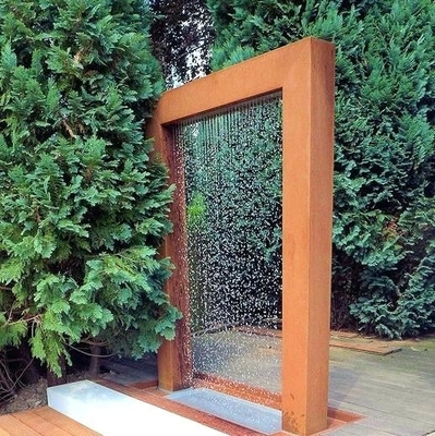 Hồ bơi nước trong vườn bằng thép Corten tùy chỉnh với rèm che mưa
