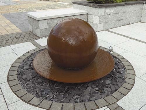 Ngoài trời Rusty Corten Steel Garden Fountain Ball Waterfall Shaped Waterfall