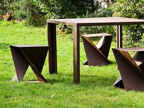 Bộ bàn ngoài trời bằng thép hình học Corten thép bao gồm bàn và ghế đẩu