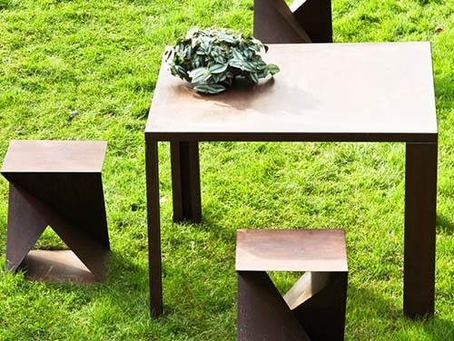 Bộ bàn ngoài trời bằng thép hình học Corten thép bao gồm bàn và ghế đẩu