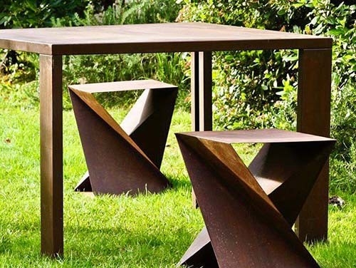 Bộ bàn ngoài trời bằng thép hình học Corten thép bao gồm bàn và ghế đẩu