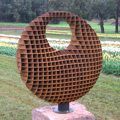 Tác phẩm điêu khắc vườn kim loại lớn bằng thép Corten với hình dạng quả cầu ba chiều