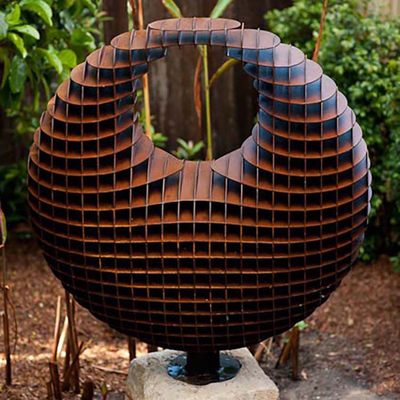 Tác phẩm điêu khắc vườn kim loại lớn bằng thép Corten với hình dạng quả cầu ba chiều