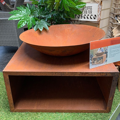 Hố chữa cháy thép ngoài trời Corten thép lớn Brazier với giá lưu trữ bằng gỗ