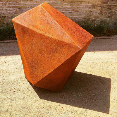 Các bức tượng điêu khắc bằng thép Corten bằng thép hình học không đều