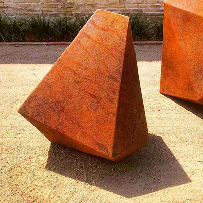 Các bức tượng điêu khắc bằng thép Corten bằng thép hình học không đều