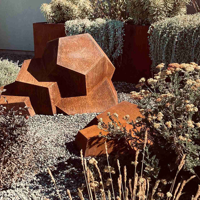Các bức tượng điêu khắc bằng thép Corten bằng thép hình học không đều
