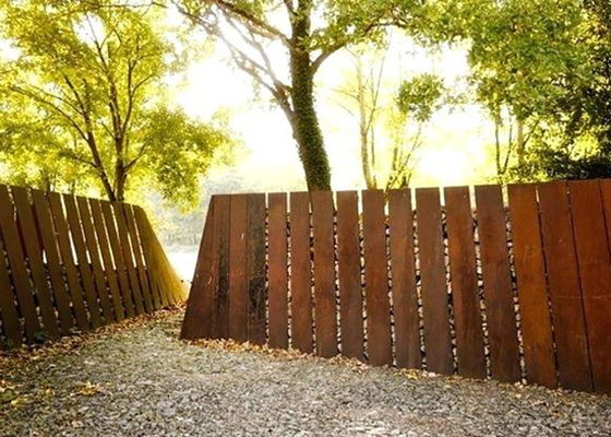 Thiết kế bên ngoài hàng rào bằng thép Corten trong vườn cao 2m cho khu dân cư
