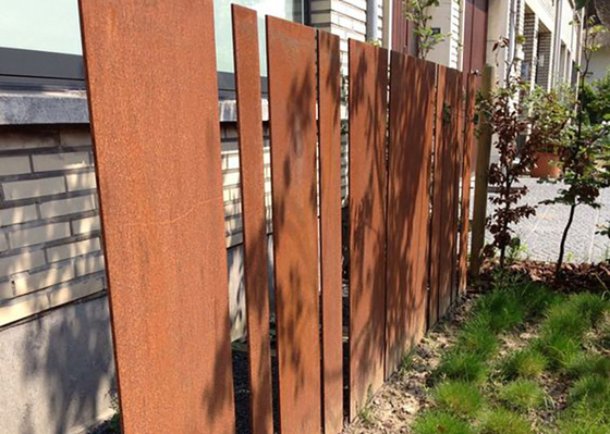 Thiết kế bên ngoài hàng rào bằng thép Corten trong vườn cao 2m cho khu dân cư