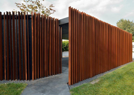 Thiết kế bên ngoài hàng rào bằng thép Corten trong vườn cao 2m cho khu dân cư