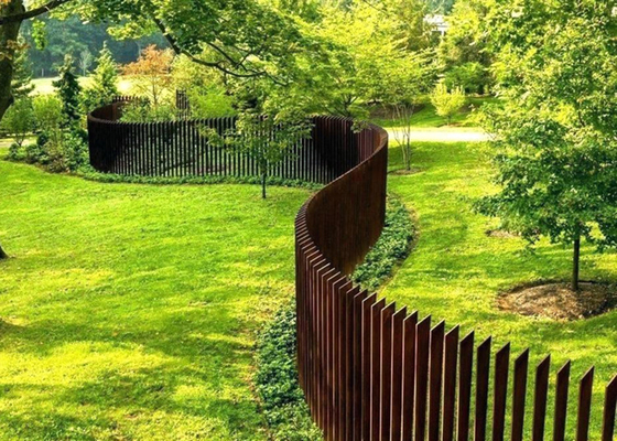 Thiết kế bên ngoài hàng rào bằng thép Corten trong vườn cao 2m cho khu dân cư
